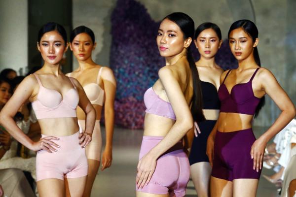 Potret Wanita-wanita Seksi di Runway Plie Trunk Show, Bikin Gagal Fokus