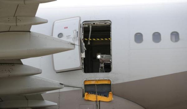 Ini Alasan Penumpang Pesawat Asia Buka Pintu Darurat saat Pesawat Masih Mengudara