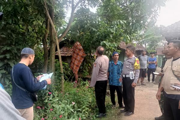 Geger, Warga Temukan Mayat Menggantung di Atas Pohon Mangga di Cianjur