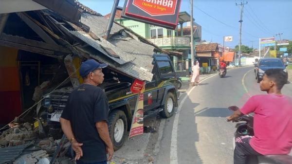 Mobil Tabrak Warung di Cisolok Sukabumi, Dua Orang Jadi Korban 