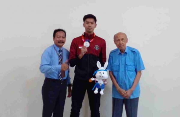 Kado untuk Osanando Naufal Peraih Medali Perak Cabor Taekwondo di SEA Games 2023 dari Rektor UNISRI