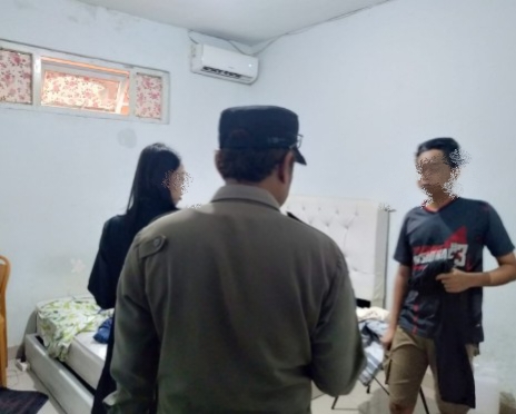 Lagi Asyik Ngamar Siang Bolong di Kamar Kos, Muda Mudi di Cirebon Kaget Didatangi Satpol PP