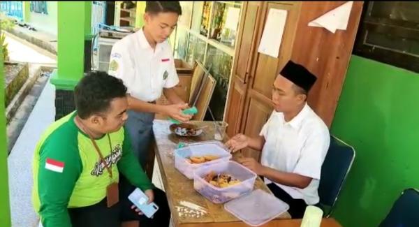 Viral, Derlin Sekolah Sambil Jualan Kue Demi dapat Uang Jajan dan Bertahan Hidup