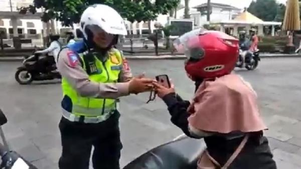 Aneh! Ngidam Ingin Dibonceng Polisi, Ibu Muda di Tasikmalaya Lari Kejar Motor Patroli Polisi
