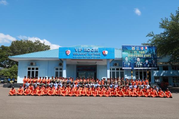 112 Taruna AAU Peserta Latihan Cakra Wahana Paksa Kunjungi Lanud El Tari Kupang
