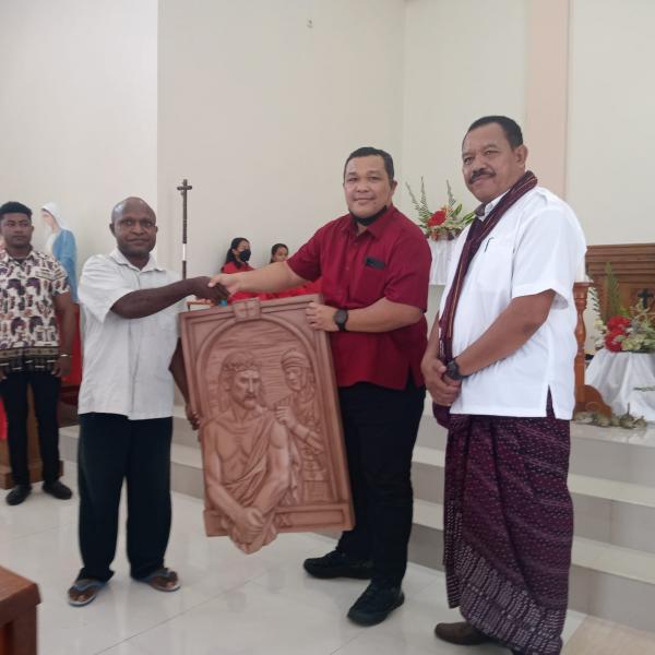 Kapolda Papua Berikan Bantuan Penyelesaian Pembangunan Gereja Katolik Koya Barat