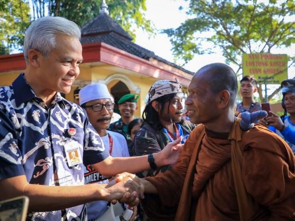 Ganjar Sapa Rombongan Biksu yang Singgah di Kabupaten Semarang 