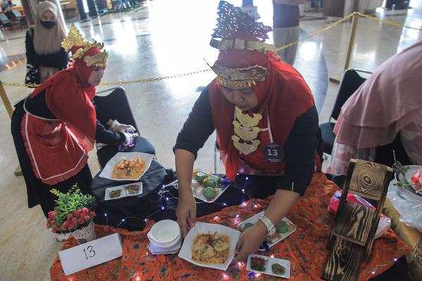 Potret Memasak Kuliner Khas Palembang di Mall