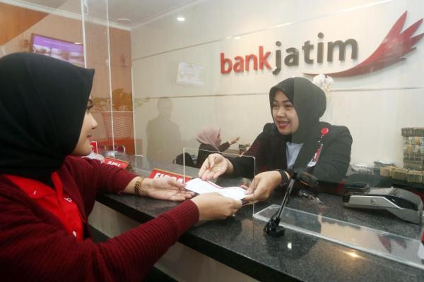 Bank Jatim Raih Penghargaan dalam Ajang Indonesia Financial Top Leader Awards 2023
