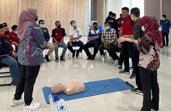 RS Ubaya Beri Pelatihan Pertolongan Pertama Gawat Darurat Kepada Tim Relawan Ambulance