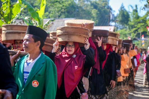 Ungkapkan Syukur, Warga Sirukun Banjarnegara Kirab 1.000 Tenong