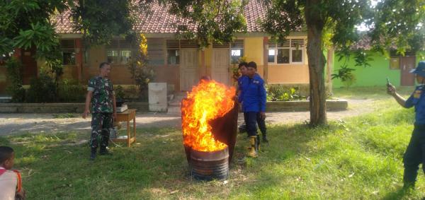 Pramuka SWK Koramil Jatibarang Diajarkan Pemadaman Api Ringan