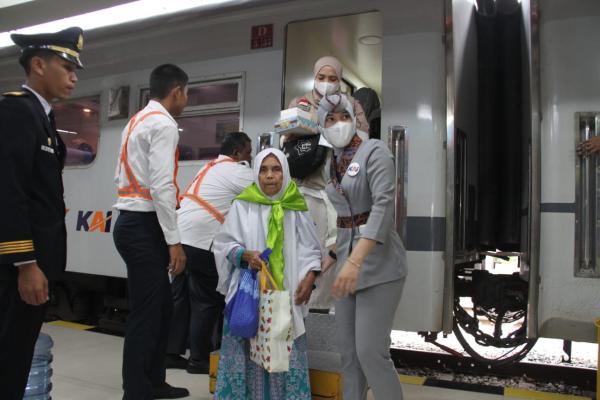 Perdana di Indonesia, Kereta Api  Angkut Rombongan Jemaah Haji Kabupaten Labuhanbatu 