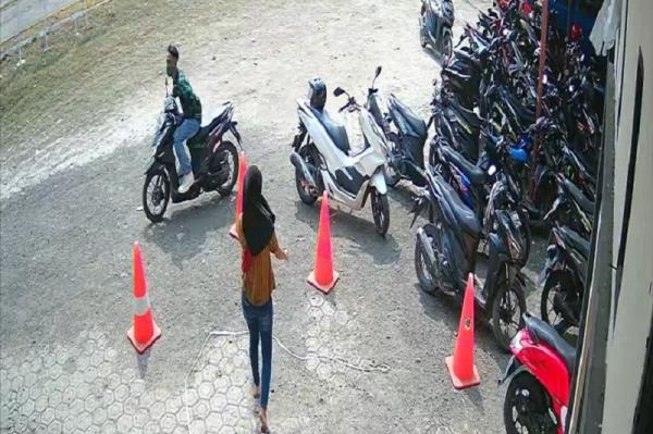 Terekam CCTV, Aksi Curanmor Gasak Motor Milik Wanita Muda di Kantor Kecamatan Pebayuran Bekasi