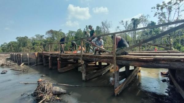 Pembangunan Jembatan Kayu Kedua di Desa Air Bulin Hampir Rampung