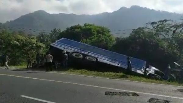 Truk Box Masuk Jurang di Gentong Tasikmalaya, Sopir Selamat