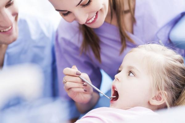 Mencabut Gigi Susu pada Anak, Kapan Waktu yang Tepat