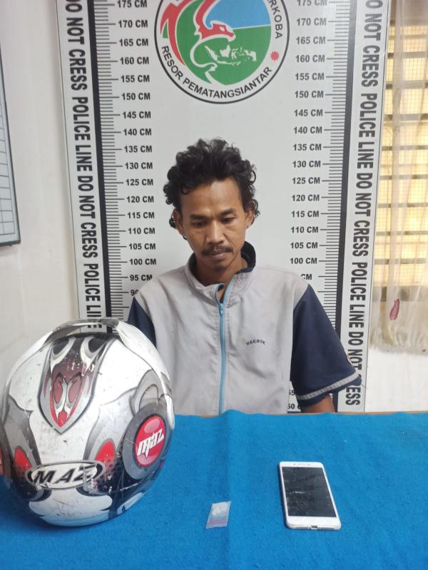 Pria Rambut Keriting di Pematang Siantar Ditangkap Polisi Simpan Sabu-Sabu di Helm