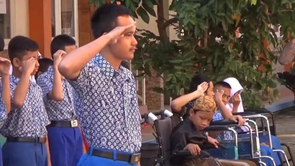 Bikin Haru, Anak Disabilitas di Ponorogo Gelar Upacara Bendera Harlah Pancasila