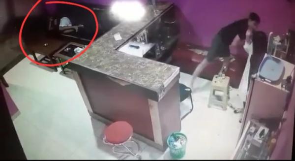 Video CCTV Pacar Aniaya dan Bunuh Pemandu Karaoke, Netizen Salfok Lihat Karyawan Tidur: Gak Melerai?