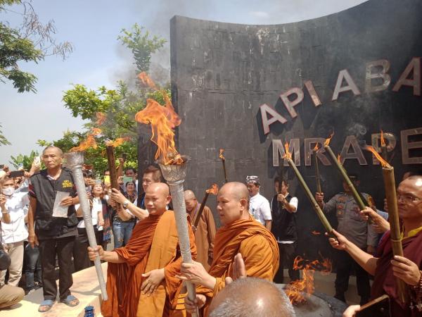 Prosesi Pengambilan Api Dharma Rangkaian Peringatan Waisak Dilaksanakan di Mrapen Godong