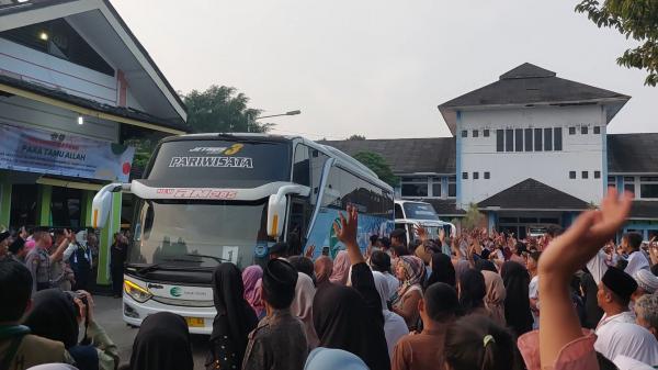 Pelepasan 374 Jemaah Calon Haji Subang Diwarnai Isak Tangis Keluarga