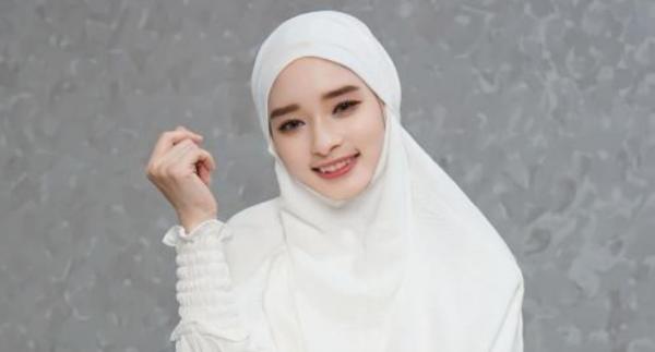 Inara Rusli Kerap Pamer Wajah Cantik, Tak Peduli Cibiran Netizen