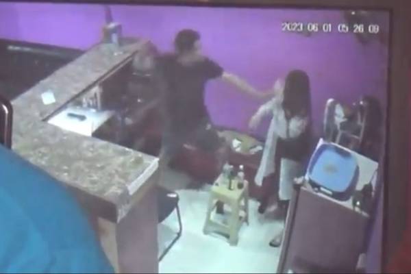 Gadis Cantik Pemandu Karaoke Tewas Dianiaya Pacar, Terekam CCTV Pelaku Bawa Pedang
