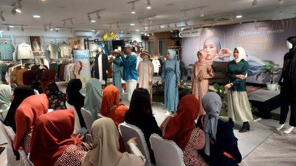 Hijabers Community Tasikmalaya Diedukasi Mix Macth Fasion dengan Hijab oleh Hanna dan Wardah