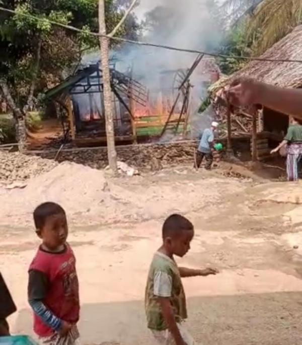 Ditinggal Kholan Nenek Rumah Kayu Di Pandeglang Ludes Terbakar