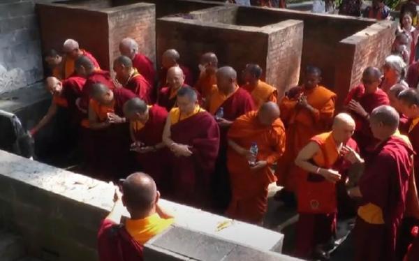 Jelang Hari Raya Waisak Umat Buddha Jalani Ritual Bersih Diri
