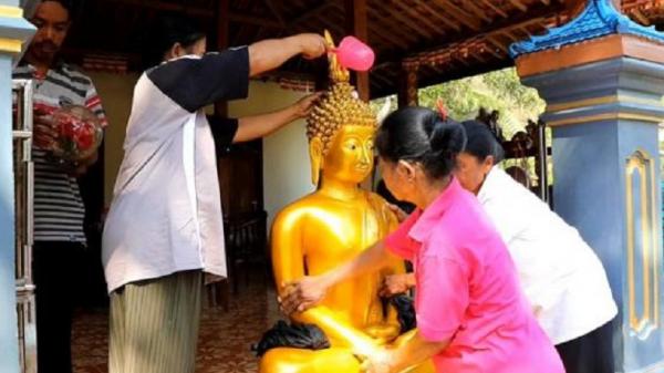 Menyimak Ritual Rupang Umat Buddha Jelang Waisak