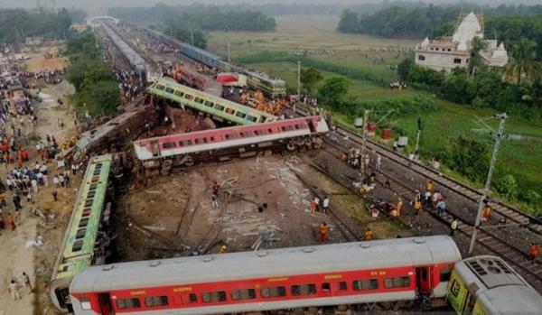 Korban Meninggal Sampai 233 Orang, Kereta Terlempar dari Jalur