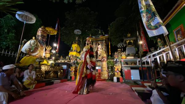 Tampilkan Dwimuka Ardhanareswari, Didik Nini Thowok Pentas di Kediri