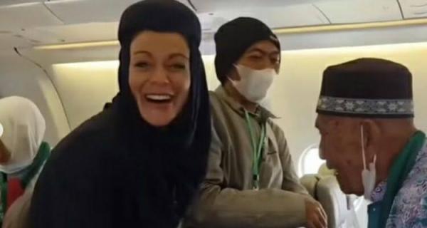Viral Jemaah Haji Abah Juhani, Minta Turun Pesawat Ingat Belum Kasih Makan Ayamnya