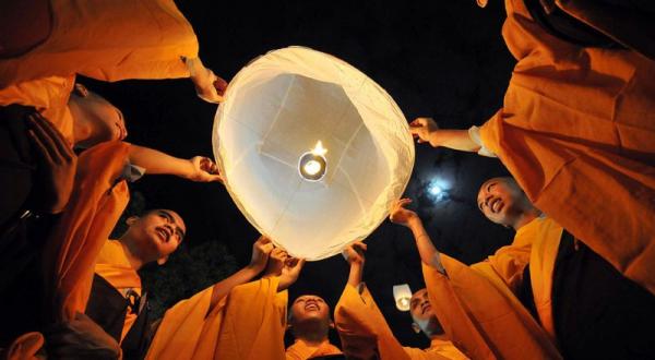 Malam Puncak Waisak Diwarnai dengan Pelepasan 2.567 Lampion di Candi Borobudur! Tersedia 5000 Tiket!