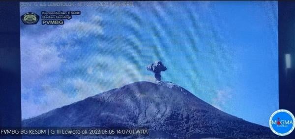 Gunung Ili Lewotolok Erupsi Terjadi Pukul 14:05 WITA
