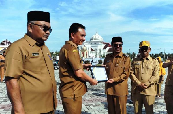 Pj Bupati Aceh Utara Serahkan Penghargaan untuk Nakes Teladan, Kadis PK dan Gampong Berprestasi