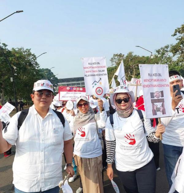 Organisasi Kesehatan Putihkan Jakarta Hari Ini Demi Menolak RUU Kesehatan Omnibuslaw