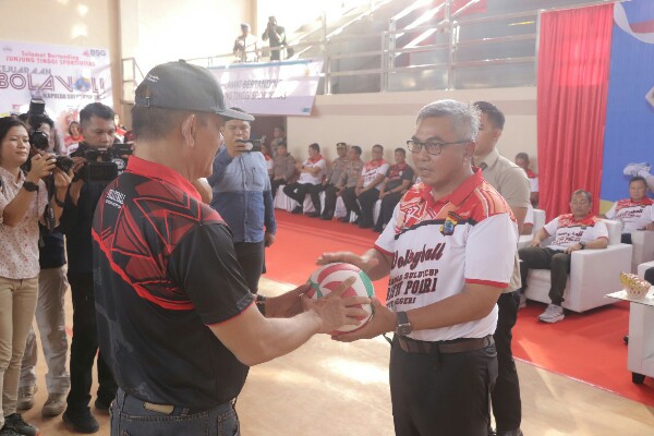 Meriahkan Hari Bhayangkara ke-77, 30 Tim Voli Bersaing Rebut Piala Kapolda Sulut 2023