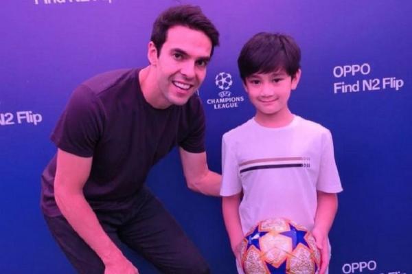 Momen Rafathar Bertemu Kaka Diberi Bola dan Tanda Tangan, Netizen Iri: Hoki Kamu Banyak Banget