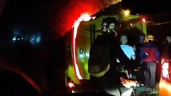 Bus Pariwisata Asal Serang Banten Mengalami Kecelakaan Lalulintas di Subang
