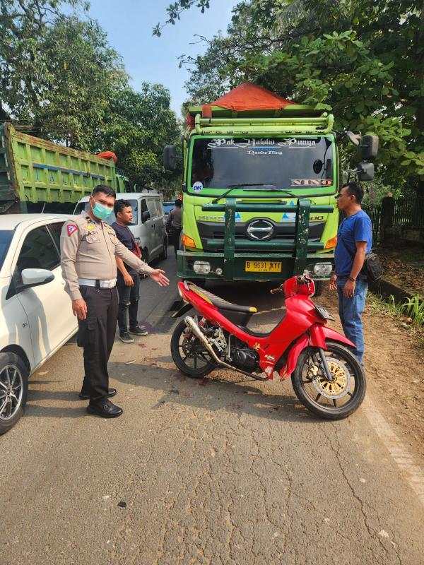 Tidak Hati-hati Menyalip Mobil, Sepeda Motor di Jalan Raya Serang-Pandeglang Tabrak Tronton