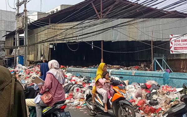 Sampah Menggunung di Cipondoh, Wali Kota Tangerang Duga Ada Buangan dari Jakarta