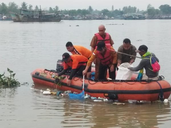 Hari Lingkungan Hidup Sedunia, Wali Kota Tanjung Balai Bersihkan Sampah Plastik di Sungai Asahan