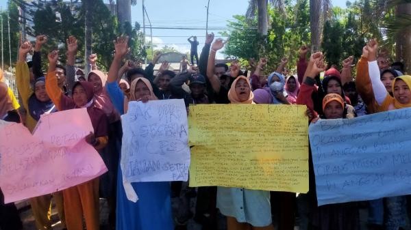 Demo Minta Cabut Izin Tambak Udang, Petani dan Nelayan Parado Seruduk Kantor DPRD Bima