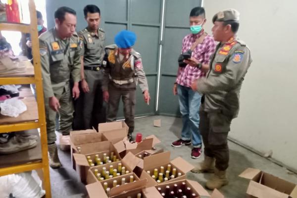 Gudang Miras di Tasikmalaya Digerebek Satpol PP, Petugas Temukan Ratusan Botol Minuman Beralkohol