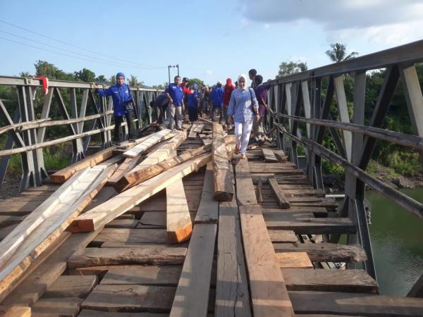 DPC Partai Demokrat Gowa Bersama Warga Perbaiki Jembatan Kayu Bili-Bili