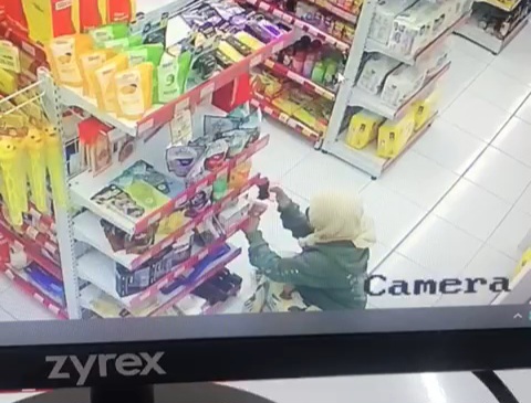 Mamah Muda Terekam CCTV Curi Celana Dalam Pria di Alfamart Pageraji Banyumas, Kerugian Rp600 Ribu