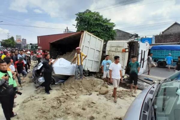 Tragis! Truk Dump Muatan Tanah Terguling Timpa Mobil di Semarang, 2 Korban Tewas